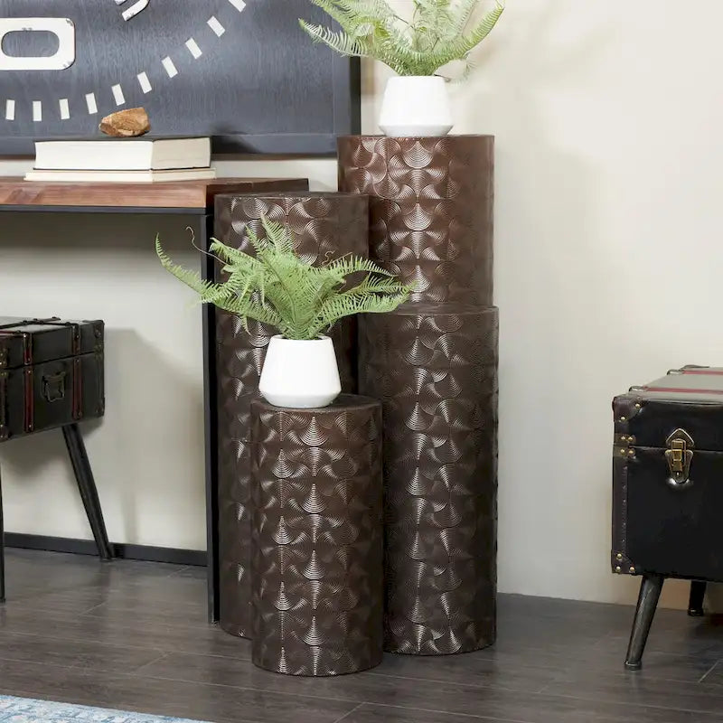 Guéridon haut et fin en métal au design abstrait, motif coquille rainurée ou martelé - Marron