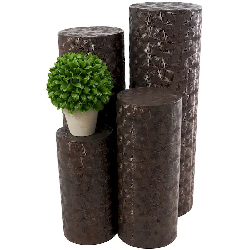 Guéridon haut et fin en métal au design abstrait, motif coquille rainurée ou martelé - Marron