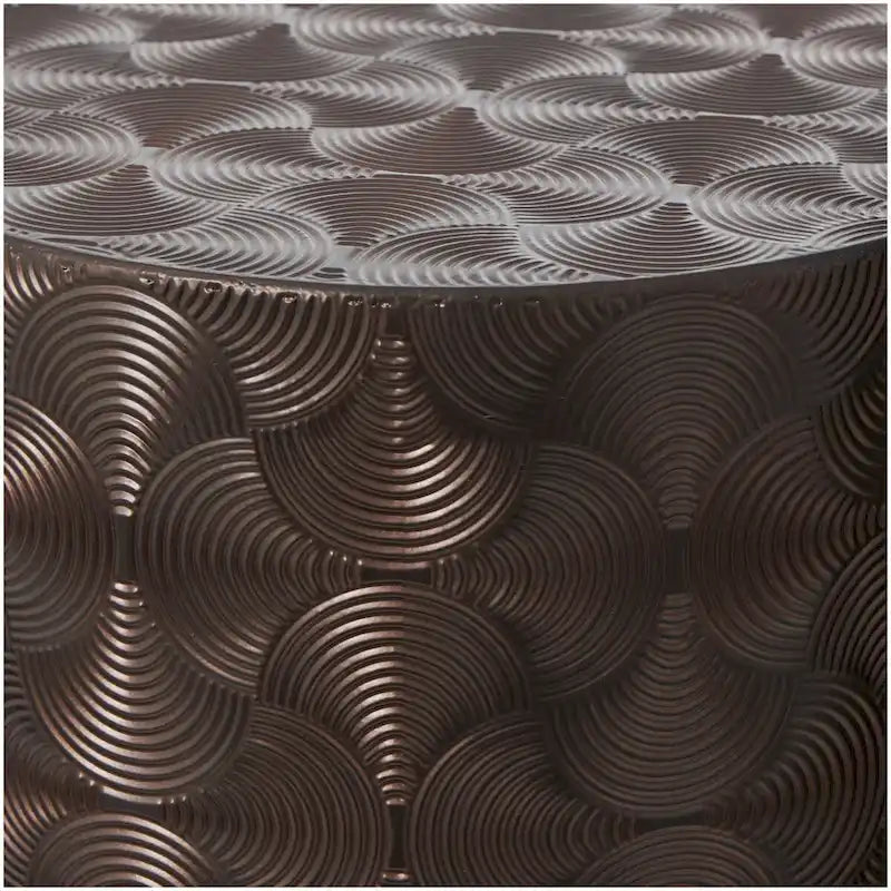 Guéridon haut et fin en métal au design abstrait, motif coquille rainurée ou martelé - Marron